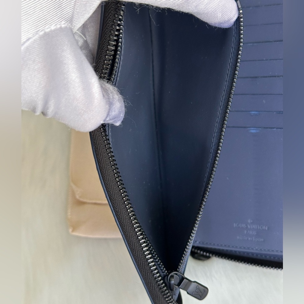 Auth Zippy Wallet Micro Chip - Picture 6 of 17